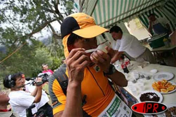 Vendredi 20 octobre 2006 -

Grand raid 2006 - Le Suisse Dachhirir Dawa Sherpa au ravitaillement