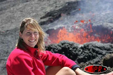 Mercredi 11 Octobre 2006 

Avant son tour du monde à la voile en solitaire et à contre-courants Maud de Fontenoy a assisté au spectacle du mariage du feu et de la neige