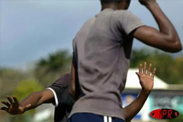 La pelouse du stade de Champ-Fleuri à Saint-Denis a accueilli dimanche 25 août 2002 le premier &quot;Défi Moring&quot;, organisé par le Comité Réunionnais de Moring