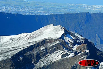 Dimanche 3 août 2003
Spectacle exceptionnel du volcan et du Piton des Neiges sous la neige glacée