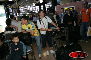 Les footballeurs de l'olympique de Marseille sont arrivés à La Réunion le mardi 25 mai 2004. Ils disputeront un match amical contre une sélection de joueurs réunionnais