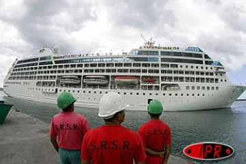 Vendredi 29 octobre 2004


Le Pacific Princess à son arrivée au port