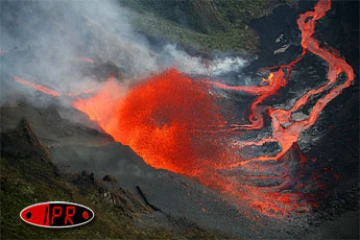 Le magnifique spectacle de la lave déferlant du rempart est visible de Sainte-Rose