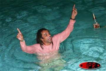 Samedi 1er juillet 2006 - 
Yannick Noah en tournée à La Réunion, laisse éclater sa joie après la victoire de La France contre le Brésil en quart de final de la coupe du monde de football