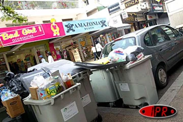 Mercredi 9 juin 2004 -

Les ordures s'amoncellent dans les rues du centre-ville de Saint-Denis