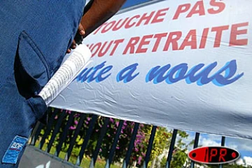 Jeudi 27 mai 2004 - 

Les électriciens à leur arrivée à la préfecture