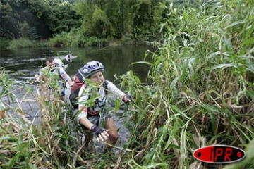 Mardi 17 mai 2005 

C'est sous la pluie que les concurrents ont bouclé le 4ème jour du Raid Réunion d'Aventures