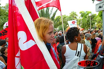 Mercredi 10 septembre 2003
À l'appel de l'intersyndicale  de l'Éducation nationale, 300 personnes se sont rassemblées devant la préfecture