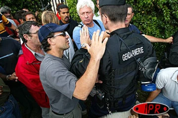 Vendredi 30 mai 2003 -
Plusieurs centaines de manifestants ont bloqué dès l'aude les entrées du rectorat. Deux brêves bousculades ont eu lieu avec les forces de l'ordre