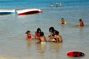 Juillet 2006 -
Les régates à Rodrigues sont aussi une occasion de fête et de divertissement pour la population -
Photo Luc Gigant