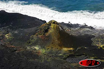 Lundi 6 septembre 2004

La rencontre de l'eau et du feu a donné naissance à une plateforme et à 3 cônes volcaniques en bord de mer