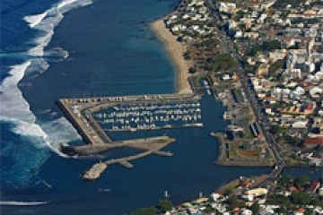 Dans le sud, le port de Saint Pierre s'abrite derrière le lagon