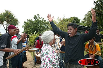 Vendredi 17 décembre 2004
Une projection de film, suivie d'un déjeuner a été organisée à Sainte-Suzanne pour rendre hommage au Rwa Kaf.