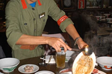 L'originalié de ce restaurant chinois est que les tenues du personnel et le décor évoquent la Chine communiste de Mao Tsé Toung