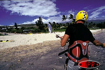 Samedi 19 juillet 2003
Le fly surf a de plus en plus d'adeptes à la Réunion. Les  amateurs de ce sport très athlétique s'entraînent régulièrement sur la petite plage de Trou d'Eau (Ouest)