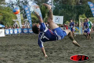 Lors du premier tournoi de beach soccer en janvier 2005 à l'Etang Salé