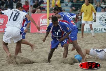 Dimanche 8 octobre 2006 -

Phase de jeu du tournoi de beach Soccer à Saint-Pierre remporté par l&quot;équipe de France entraînée par Éric Cantona