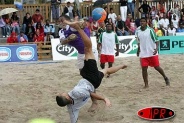 Dimanche 8 octobre 2006 -

Phase de jeu du tournoi de beach Soccer à Saint-Pierre remporté par l&quot;équipe de France entraînée par Éric Cantona