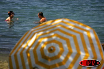 Sobres, exubérants, démonstratifs, discrets, les parasols fleurissent partout sur les plages