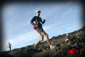 Les concurrents du Grand raid 2002 lors de leur passage au Piton Textor sur la route du volcan