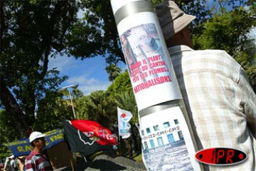 Mardi 25 mai 2004 - 

Une centaine d'enseignants et de TOS se sont rassemblés devant la préfecture à Saint-Denis