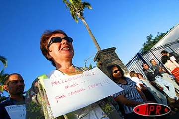 Jeudi 12 juin 2003 -
Les épreuves du bac 2003 ont commencé dans le calme. Les grévistes de l'Éducattion nationale ne se sont pas opposés à l'entrée des candidats dans les centres d'examens