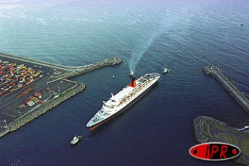 Le &quot;Queen Elisabeth II&quot; doit accoster mardi matin 25 mars 2003 à La Réunion