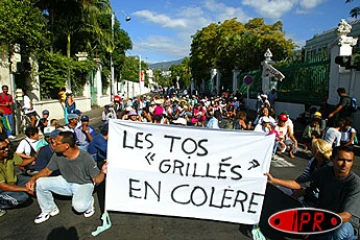 Jeudi 12 juin 2003
400 personnes ont manifesté à Saint-Denis pour protester contre projet de transfert des TOS (techniciens, ouvriers de service) de l'Éducation nationale aux collectivités