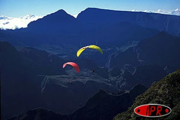 Image de parapente au-dessus de La Réunion