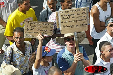 Lundi 10 juin 2003
Plusieurs milliers de personnes ont défilé une nouvelle fois dans les rues de Saint-Denis contre les projets de décentralisation et de réforme des retraites