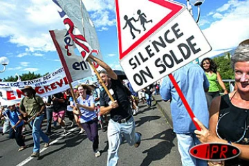 Mardi 27 mai 2003 -
25 000 personnes ont manifesté à Saint-Benoît contre les projets de réforme du gouvernement. Il s'agit de la plus grande manifestation jamais organisée à La Réunion