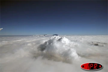 Jeudi 20 juillet 2006 - 

En éruption depuis 4 heures 10, le piton de la Fournaise est noyé dans les nuages - 
Photo Hervé Douris