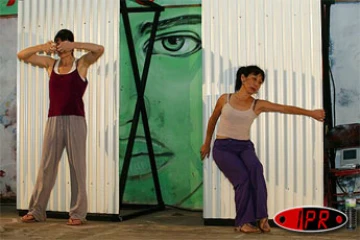 Lundi 28 novembre 2005 -

Répétitions pour la Compagnie de danse Yun Chane qui jouera la première au festival de danse de Saint Denis les 1er et 7 décembre