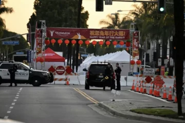 Des policiers sur les lieux de la fusillade de Monterey Park, en Californie, le 22 janvier 2023 ( AFP / Robyn BECK )