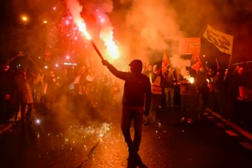 Marche aux flambeaux à Paris contre la réforme des retraites