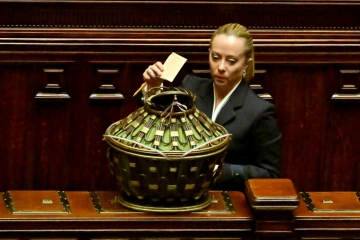 Premières fissures dans la coalition de Meloni au parlement italien