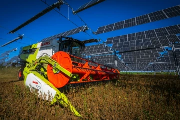 En Haute-Saône, une moissonneuse-batteuse sous un nuage photovoltaïque