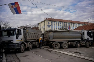 Les Serbes du Kosovo commencent à démanteler leurs barrages