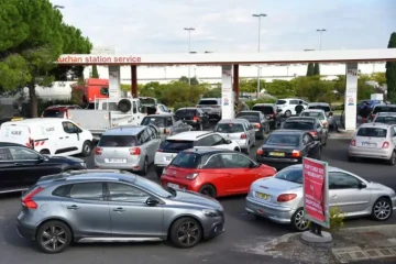 Pénuries de carburants: la grève reconduite, Matignon accentue la pression