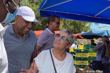 Pierrick Robert et Monique Rubin, présidente de la fédération nationale des marchés de France, au marché du Chaudron