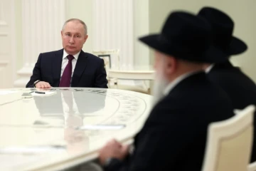 Poutine accuse "les néonazis en Ukraine" de commettre des crimes contre les civils