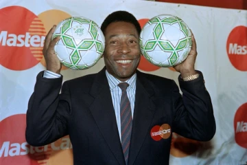Le "Roi" Pelé, première star planétaire du football, est mort