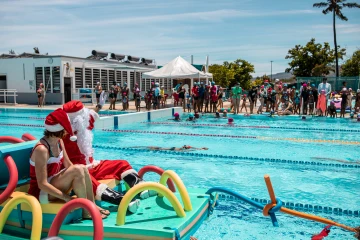 Le père Noël en visite à la piscine municipale du Port, Jean-Lou Javoy