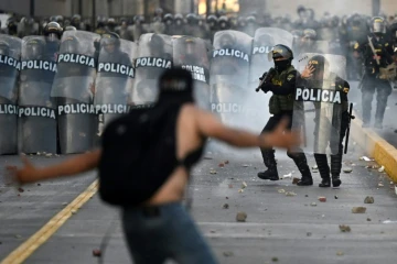 Pérou: violents heurts lors du grand rassemblement à Lima, la présidente appelle à une "trêve"