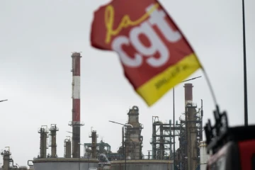 Retraites: la CGT Pétrole appelle à la grève, le gouvernement veut éviter le "bras de fer"