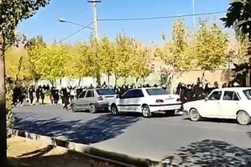 En Iran, des écolières manifestent et défient la répression 
