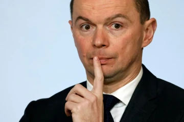 Retraites: le ministre Dussopt fragilisé à un moment clé