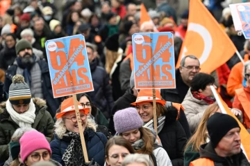 Retraites: le gouvernement tente d'éteindre la polémique sur les femmes "pénalisées"