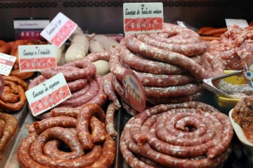 Différents types de saucisses dans une boutique de Toulouse