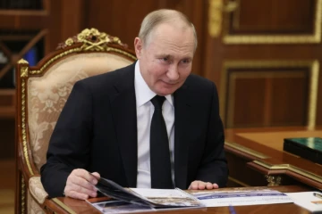 Poutine reconnaît un conflit "long" en Ukraine, relativise le recours à l'arme nucléaire